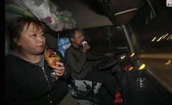 货车司机路边吃瓜,一瞥生活百态