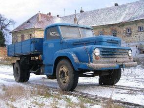 货车司机路边吃瓜,一瞥生活百态