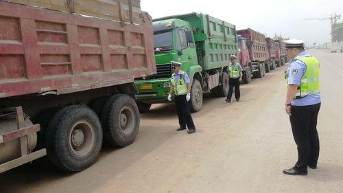 货车司机路边吃瓜,一瞥生活百态