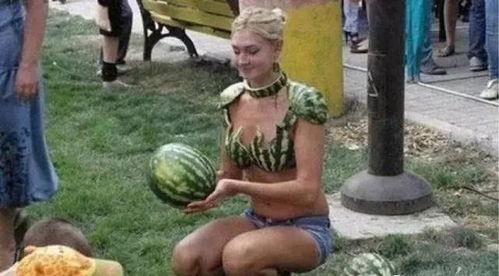 吃瓜群众雕塑视频,趣味横生的社会现象缩影