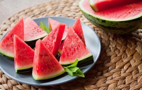 板凳上吃瓜,夏日休闲新风尚