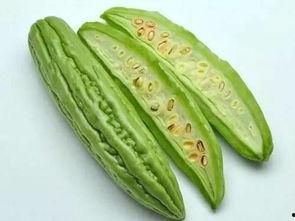 板凳上吃瓜,夏日休闲新风尚