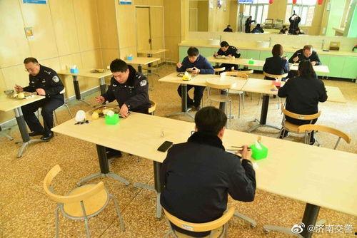 疫情期间警察吃瓜,守护平安与欢乐