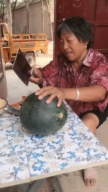 农村吃瓜老奶奶视频,笑谈田间趣事