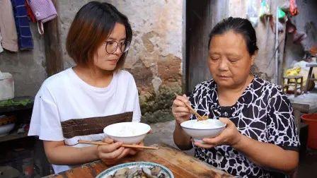 农村吃瓜老奶奶视频,笑谈田间趣事