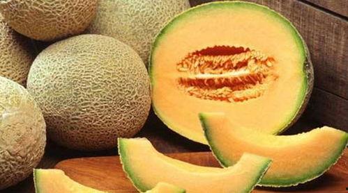 吃哈密瓜的路人,哈密瓜香引路人驻足