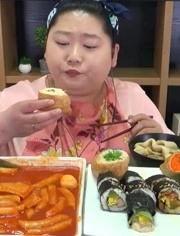 小胖妞吃瓜,小胖妞的甜蜜瓜果时光