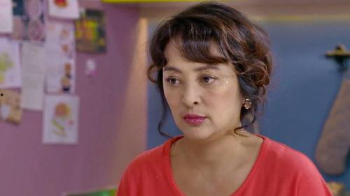 美女叫帅哥吃瓜,甜蜜互动引网友热议