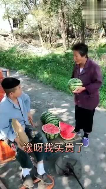 村口老太太吃瓜,闲话家常，品味人间烟火