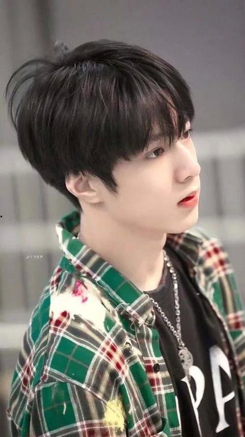 马嘉祺摇头吃瓜