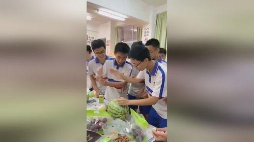 最新吃瓜事件学生,揭秘最新吃瓜事件背后的真相